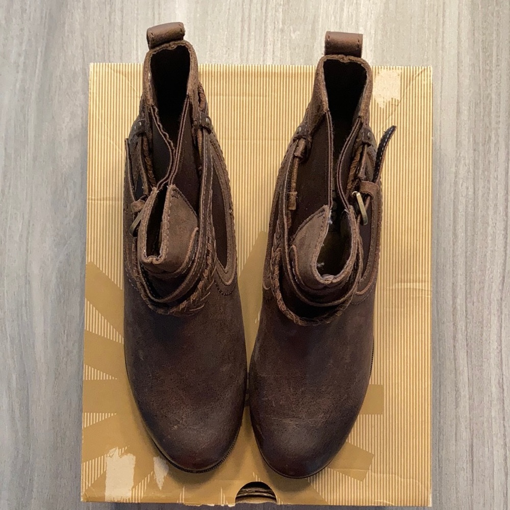 NWT Ugg W Krewe. Size 8.